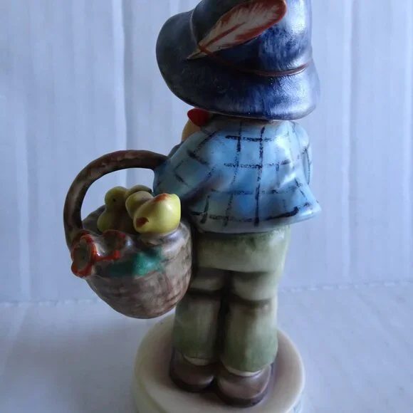 Hummel Goebel figurine - "Easter Greetings" #378 - Boy with Basket of Chicks - Picture 4 of 7